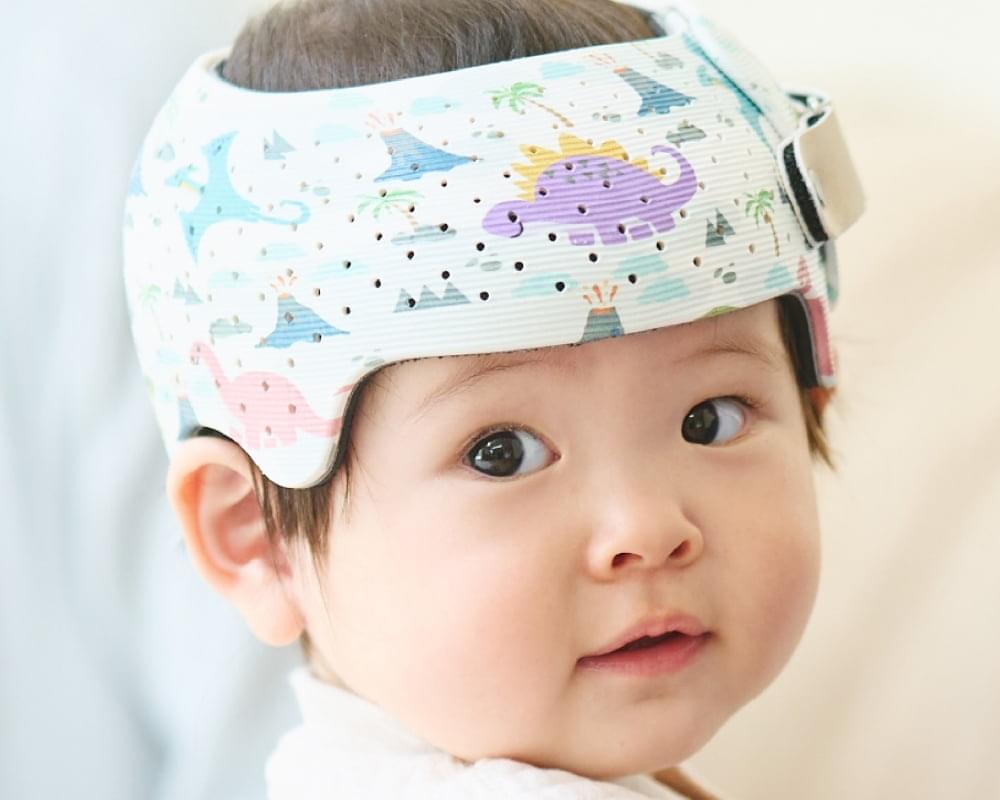 ヘルメットを装着した赤ちゃん