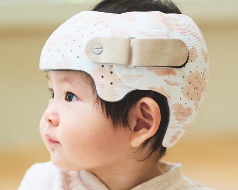 ヘルメットを装着した赤ちゃん